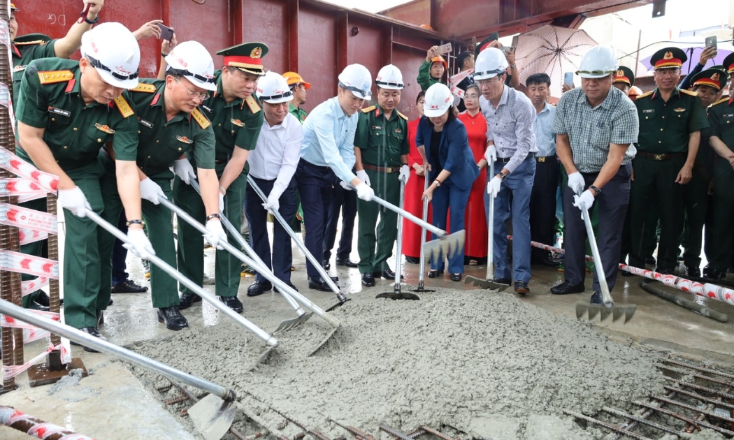 Các đại biểu thực hiện nghi thức hợp long cầu Phong Châu mới.