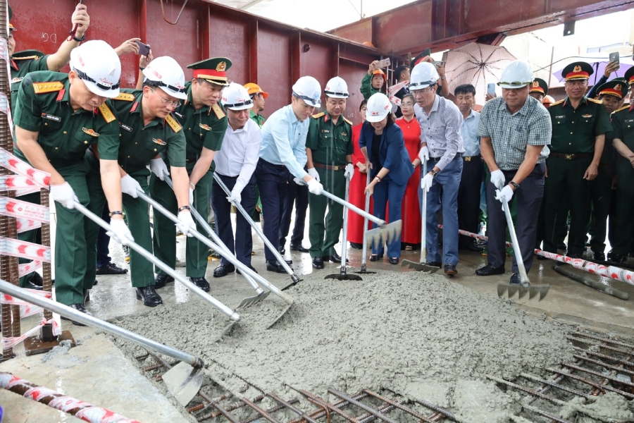 Các đại biểu thực hiện nghi thức hợp long cầu Phong Châu mới.