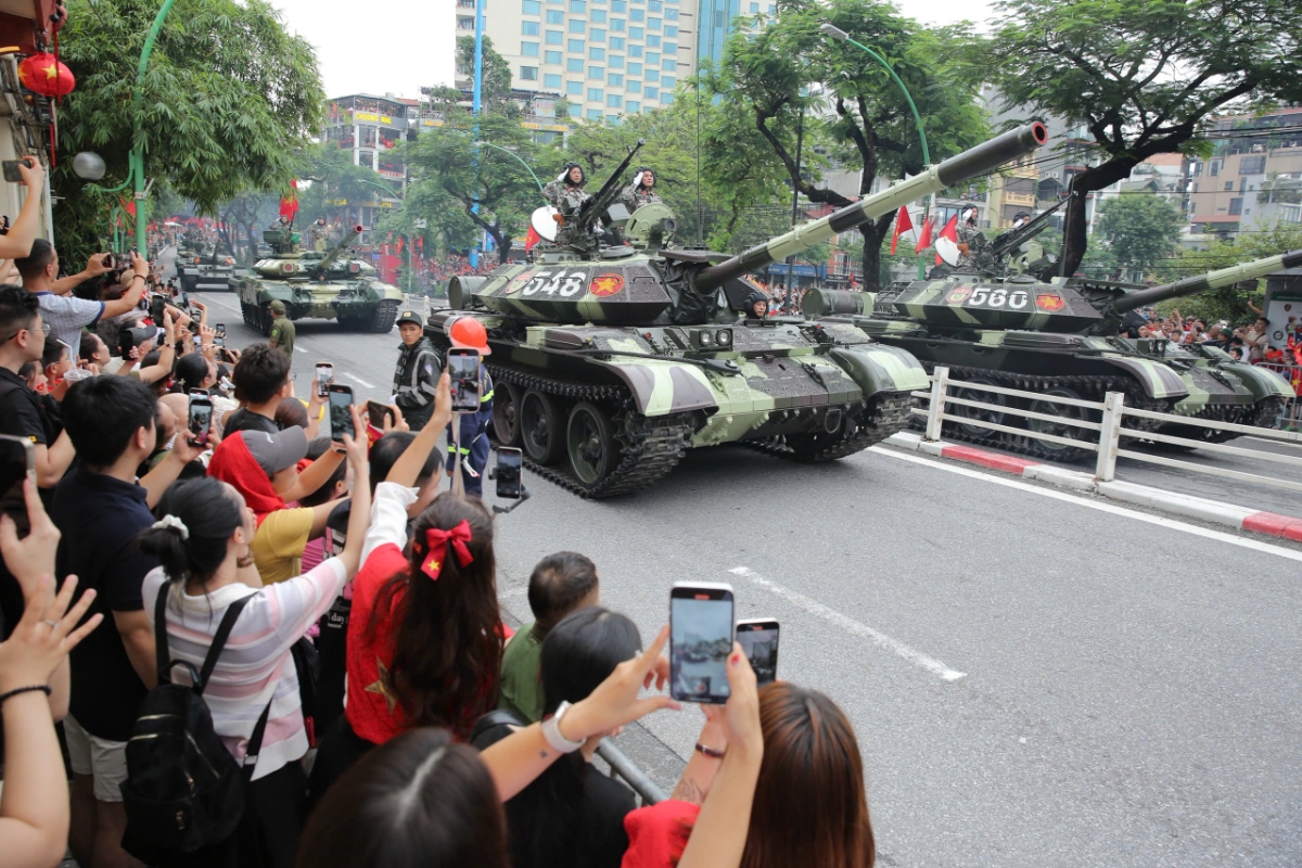 Thời tiết Hà Nội chiều nay rất đẹp,&nbsp;trời khô ráo và hửng nắng. Người dân tập trung ngồi gần như kín hai bên vỉa hè đường.&nbsp;