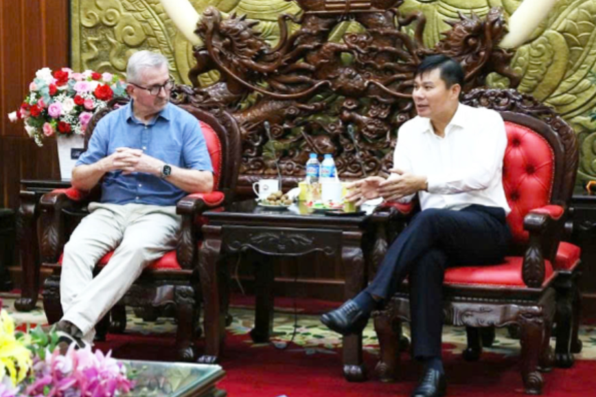 Phó Chủ tịch UBND tỉnh Nguyễn Lê Huy tại buổi làm việc với&nbsp;ông Michael Gallagher, Giám đốc điều hành Công ty Haemologic Biotech (Australia). (Ảnh: UBND tỉnh Hưng Yên)