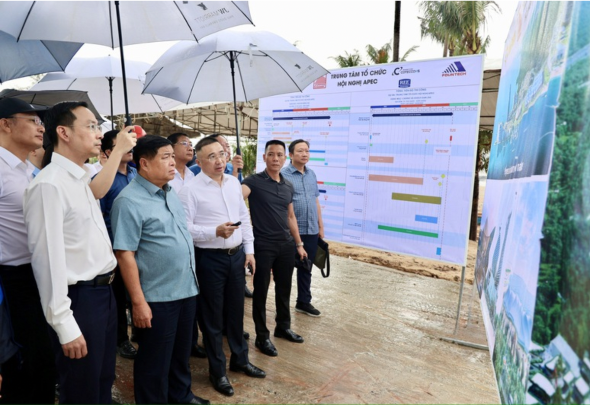 Phó Thủ tướng Nguyễn Chí Dũng khảo sát hiện trường dự án Trung tâm Hội nghị APEC - Ảnh: baochinhphu.vn