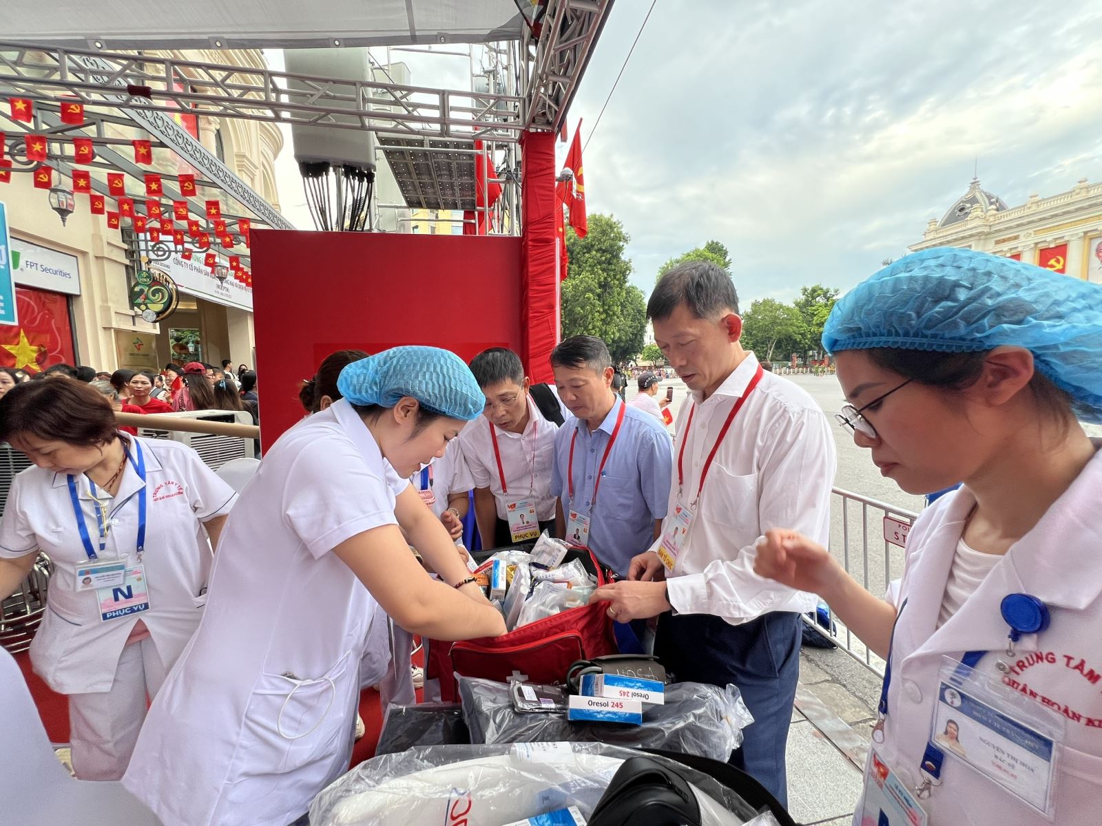 Các tổ y tế thường trực cấp cứu tại các khu vực diễn ra diễu binh, diễu hành. 