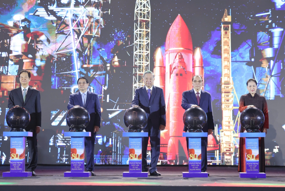 Các đồng chí lãnh đạo, nguyên lãnh đạo Đảng, Nhà nước thực hiện nghi thức khai mạc Triển lãm "80 năm Hành trình Độc lập - Tự do - Hạnh phúc". 