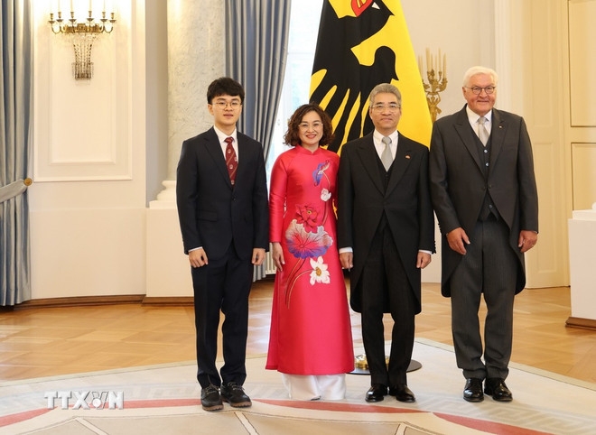 Tổng thống Liên bang Đức Frank-Walter Steinmeier cùng gia đình Đại sứ Nguyễn Đắc Thành tại Lễ trình Thư ủy nhiệm.