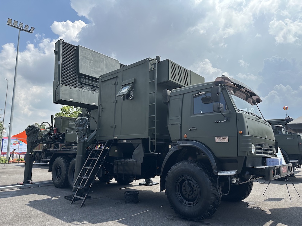 <i>Đài radar toạ độ RV-3D có thể xác định được độ cao của mục tiêu dưới 25 km, cự ly 360 km, do các kỹ sư Viettel phát triển, chế tạo.</i>