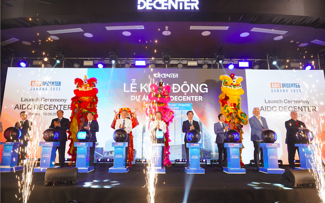 Lãnh đạo Thành phố Đà Nẵng, đại biểu và nhà đầu tư thực hiện nghi lễ khởi động Dự án Trung tâm Dữ liệu AIDC DeCenter sáng 28/8 - Ảnh T.Diệu.