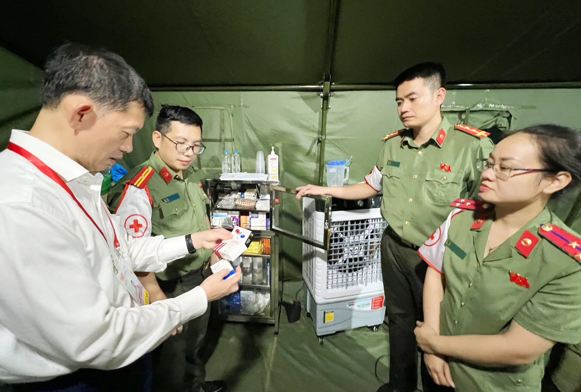 Các tổ y tế được trang bị đầy đủ trang thiết bị và dụng cụ, thuốc thiết yếu đáp ứng cấp cứu.