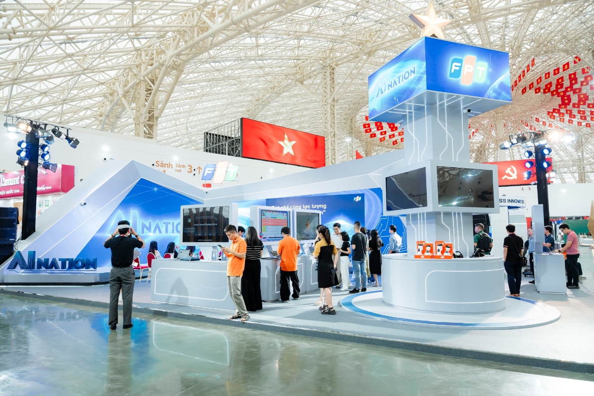 Tại khu vực trưng bày, triển lãm trong nhà, Tập đoàn FPT giới thiệu nhiều thành tựu lớn về công nghệ đã đạt được trong nhiều năm qua.