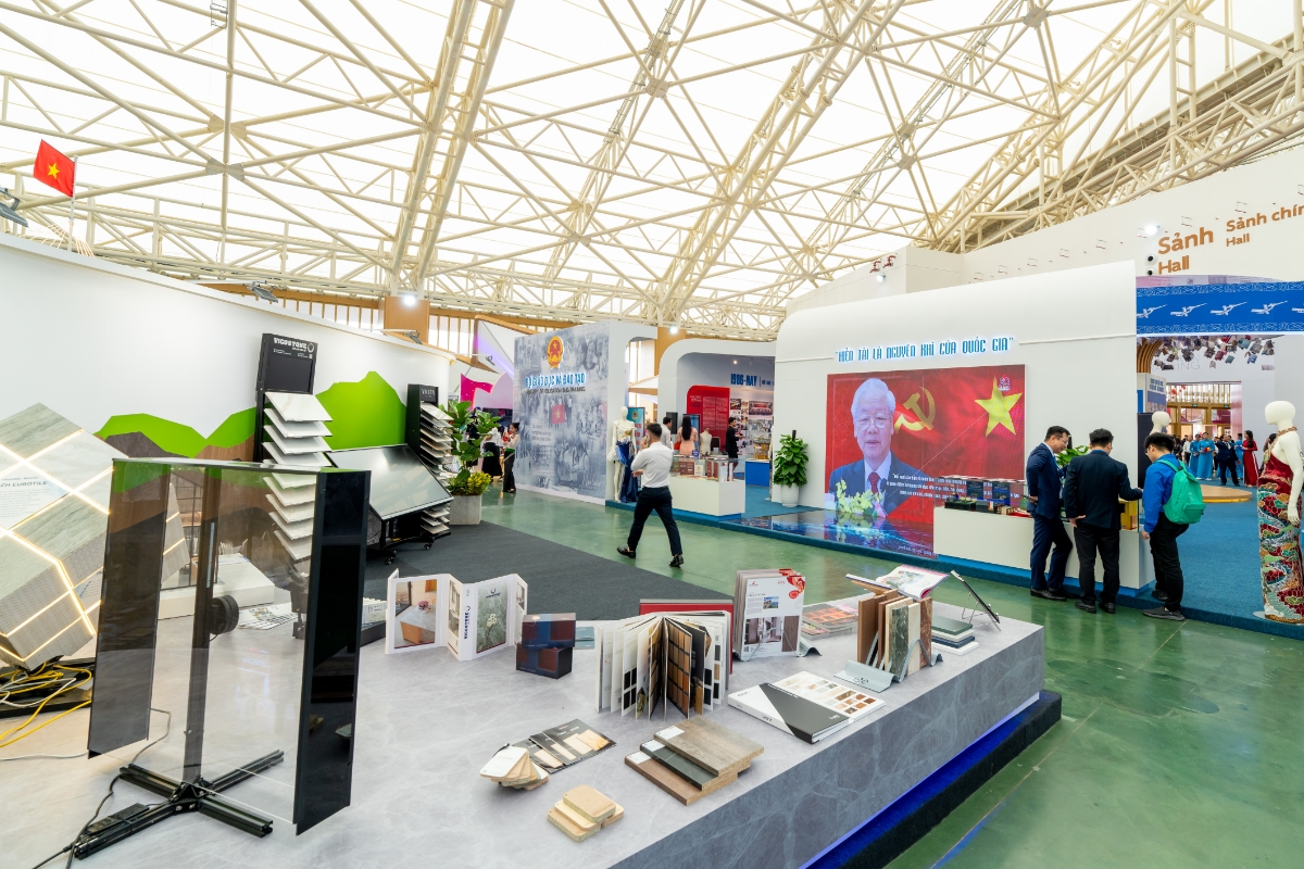 Không gian bên trong triển lãm.