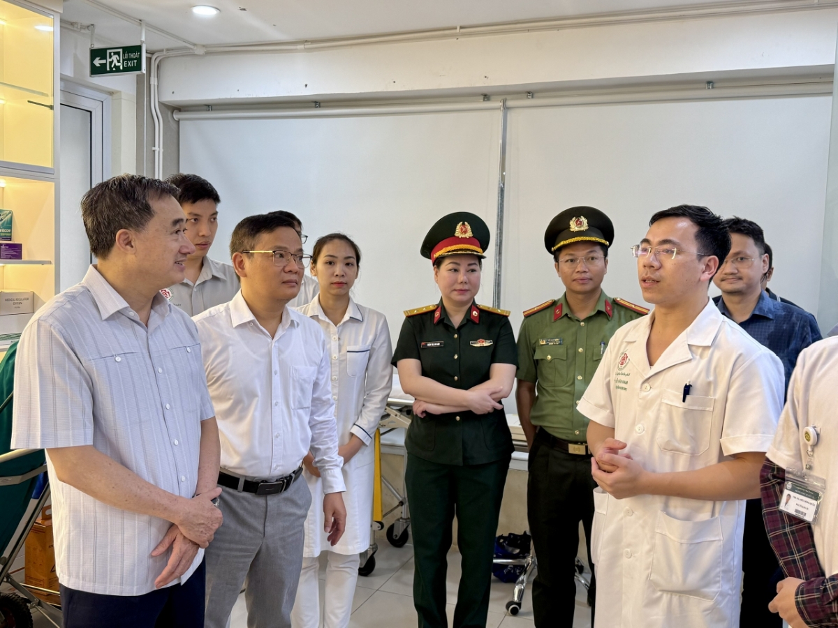 Thứ trưởng Trần Văn Thuấn nghe báo cáo về công tác phối hợp thực hiện nhiệm vụ y tế tại Phòng hồi sức cấp cứu.