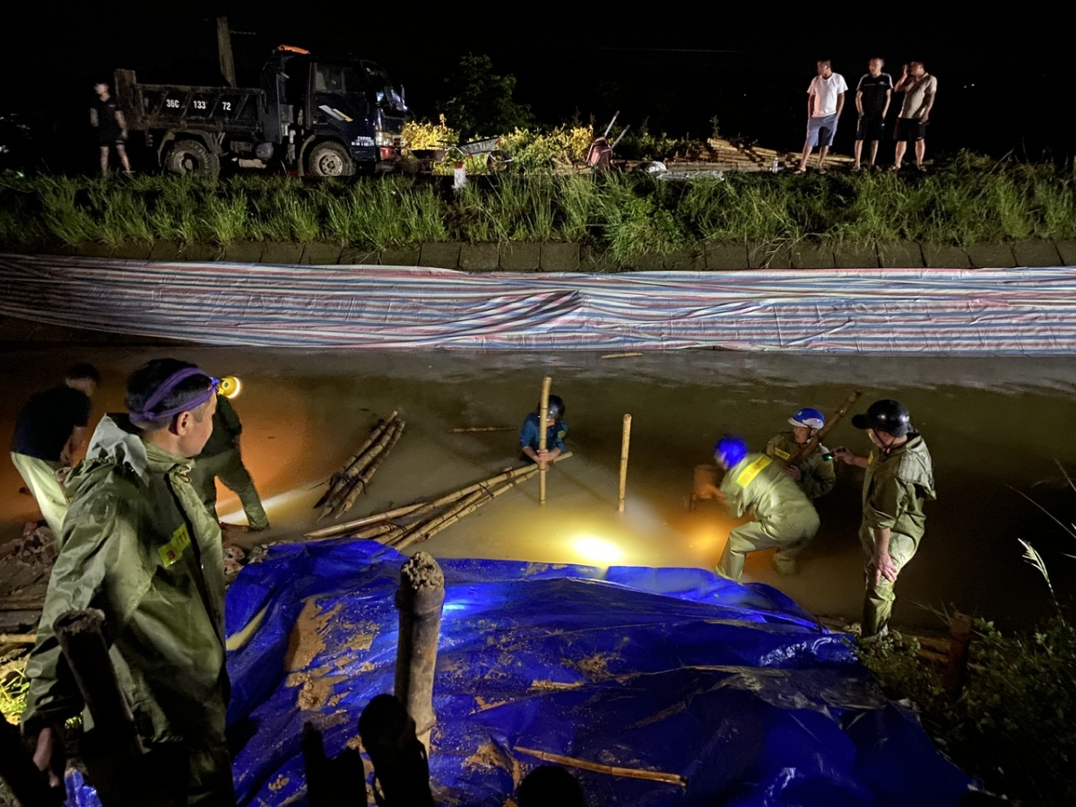 Đêm 26 rạng sáng 27/8, Công an xã Sao Vàng đã phối hợp với các lực lượng tại chỗ khắc phục gia cố nứt chân và mái đê tại Thôn Hoàng Kim với chiều dài khoảng 30m