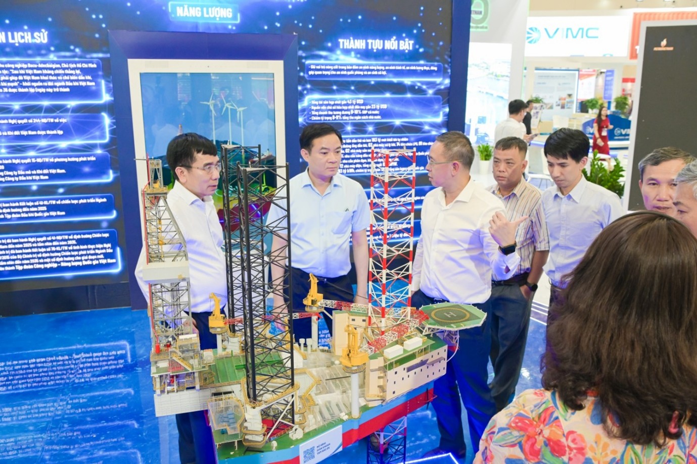 Tập đoàn PetroVietNam giới thiệu mô hình khai thác dầu khí ngoài khơi tại Triển lãm.