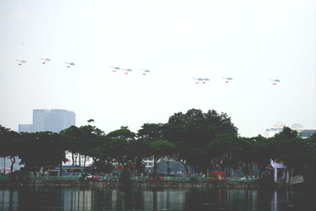 Khối bay chào mừng gồm 10 trực thăng; 3 vận tải cơ CASA 295 và CASA 212i; 6 Yak-130; 4 L-39NG và 8 tiêm kích Su-30MK2. Các máy bay sẽ cất, hạ cánh tại 3 sân bay Hòa Lạc, Gia Lâm (Hà Nội) và sân bay Kép (Bắc Ninh).