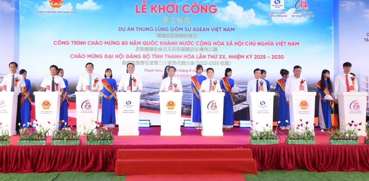 Các đại biểu&nbsp;thực hiện nghi lễ khởi công dự án