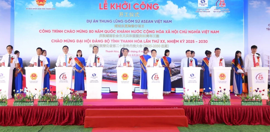 Các đại biểu thực hiện nghi lễ khởi công dự án