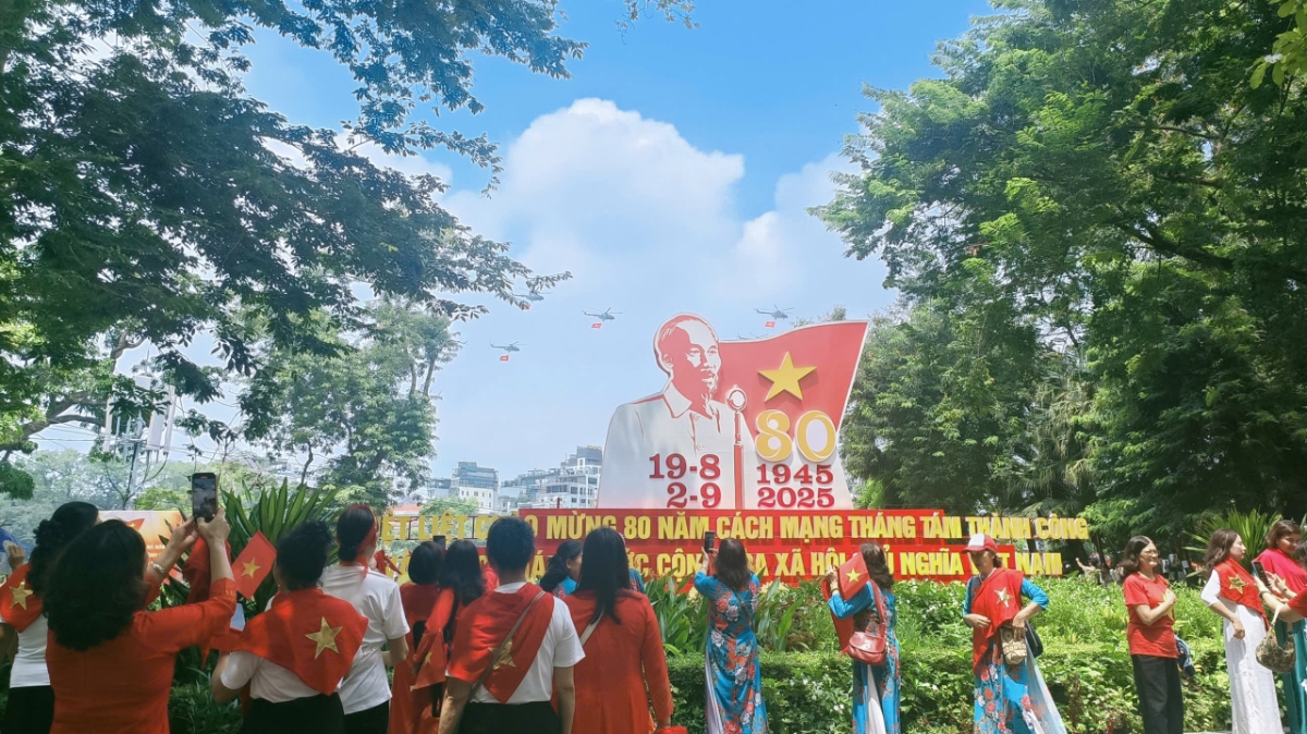 Lúc 10h45 sáng nay, đội trực thăng xuất phát từ sân bay Hòa Lạc. Hà Nội nắng 31 độ C, gió nhẹ, thuận lợi cho các phi công trổ tài.