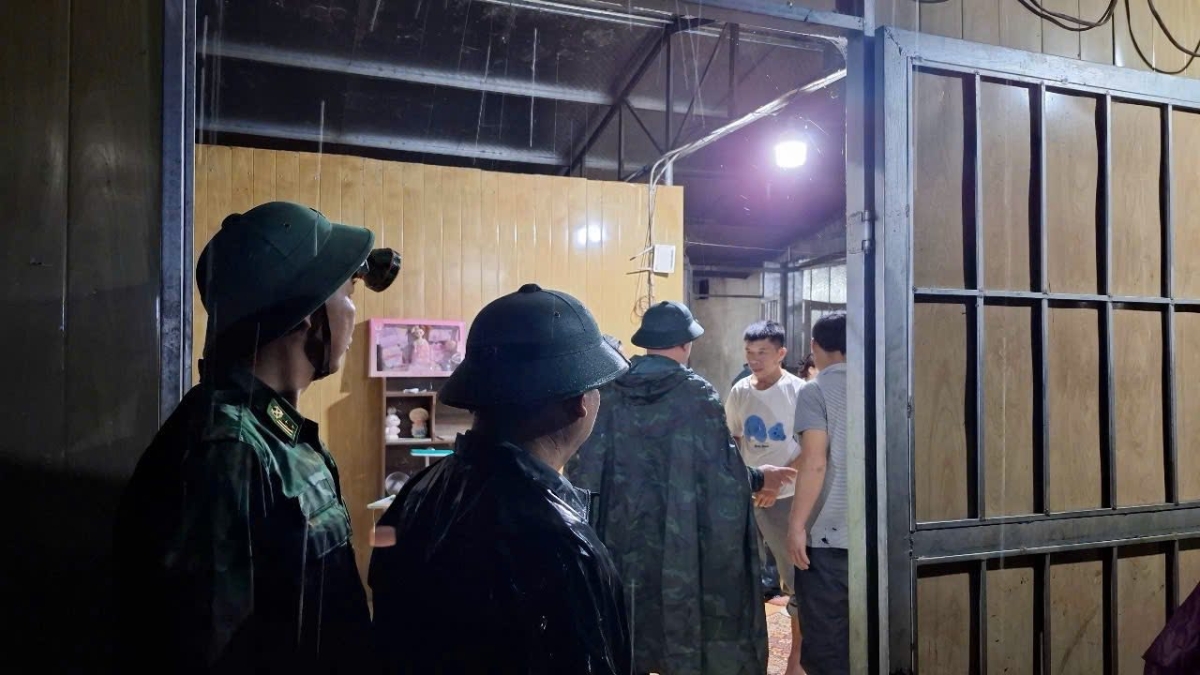 Các cán bộ chiến sĩ biên phòng vận động người dân di dời khỏi khu vực nguy hiểm