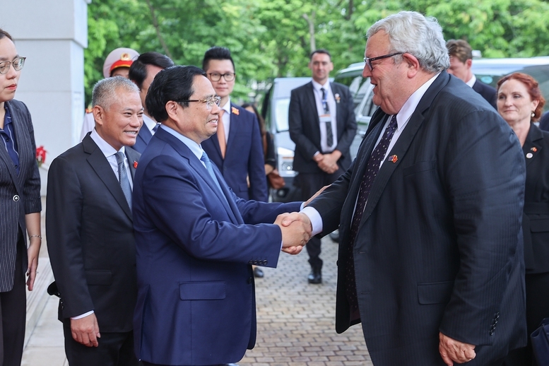 Thủ tướng Phạm Minh Chính chào đón Chủ tịch Quốc hội New Zealand Gerry Brownlee tại Trụ sở Chính phủ. Ảnh: VGP.