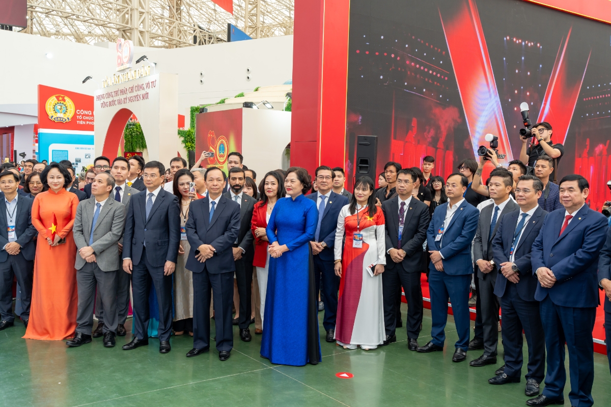 Các đại biểu nghe giới thiệu về các nội dung trong khuôn khổ triển lãm.