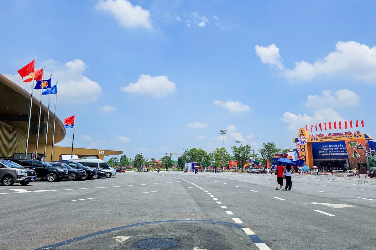 Không gian bên ngoài triển lãm.