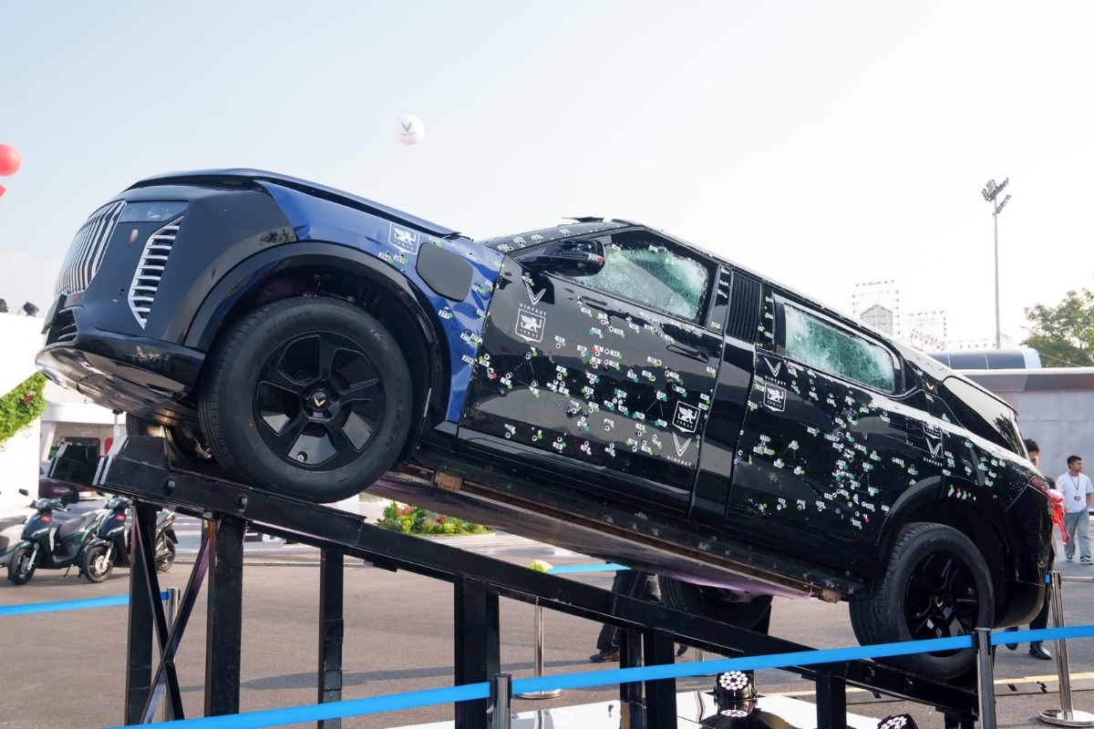 Gian triển lãm ở sân Tây với khoảng 2.600 m2 được Vingroup dành trọn vẹn cho chủ đề Chuyển đổi Xanh, tâm điểm là mẫu xe chống đạn Lạc Hồng 900 LX.