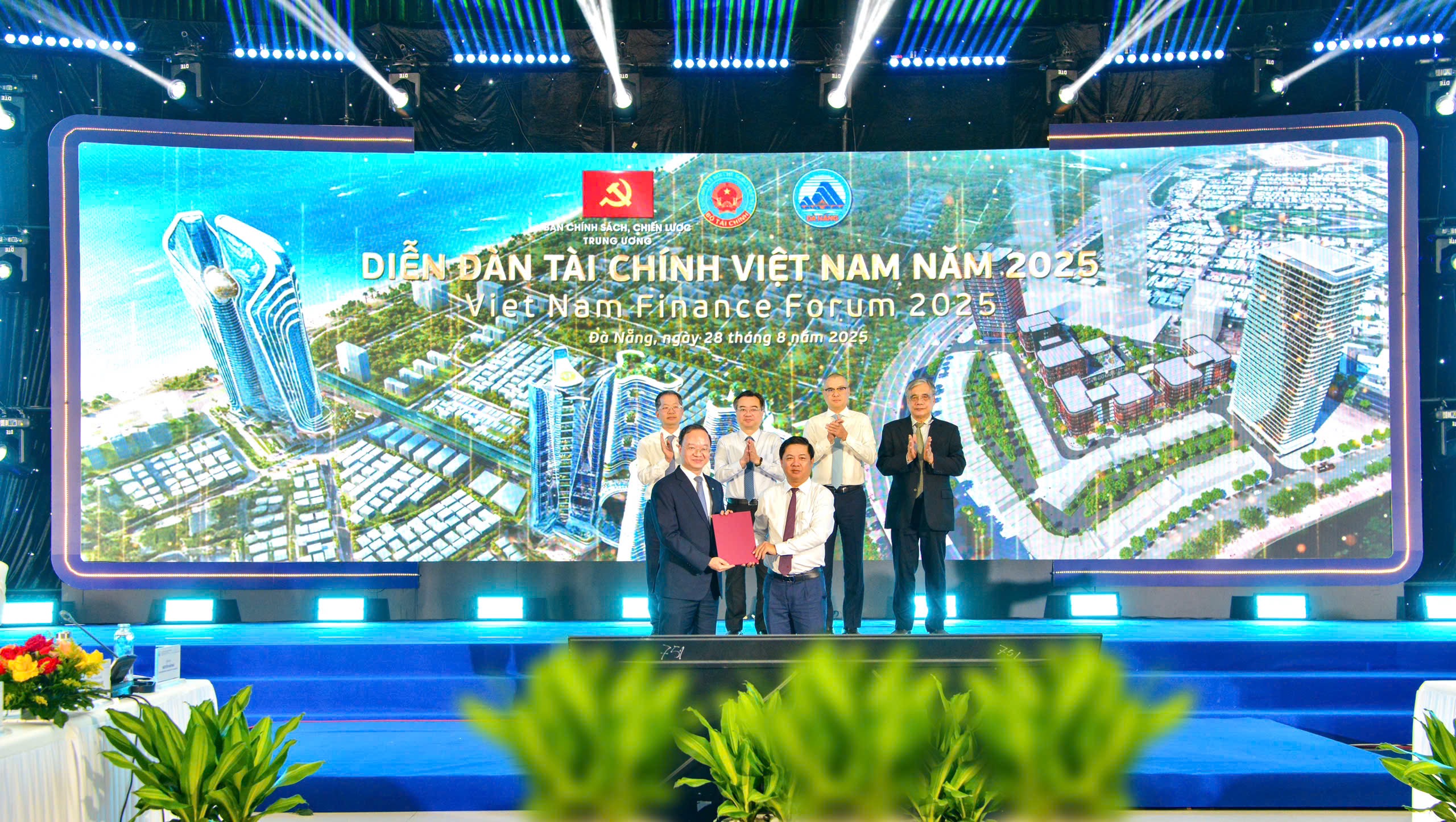 Ông Lê Quang Vinh - Tổng giám đốc Vietcombank (bên trái) và ông Lương  Nguyễn Minh Triết - UV dự khuyết BCH TW Đảng, Chủ tịch UBND TP Đà Nẵng trao biên bản ghi nhớ hợp tác trước sự chứng kiến của Đoàn Chủ toạ phiên toàn thể Diễn đàn tài chính thường niên Việt Nam năm 2025.
