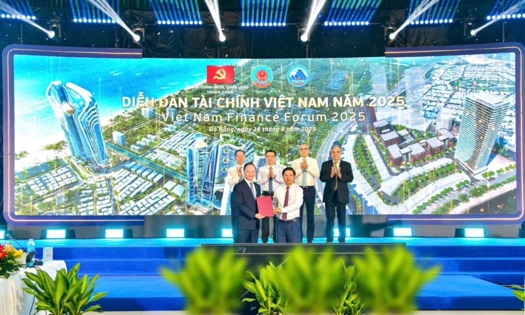 Ông Lê Quang Vinh - Tổng giám đốc Vietcombank (bên trái) và ông Lương Nguyễn Minh Triết - UV dự khuyết BCH TW Đảng, Chủ tịch UBND TP Đà Nẵng trao biên bản ghi nhớ hợp tác trước sự chứng kiến của Đoàn Chủ toạ phiên toàn thể Diễn đàn tài chính thường niên Việt Nam năm 2025.