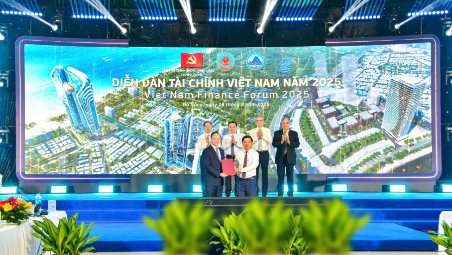 Ông Lê Quang Vinh - Tổng giám đốc Vietcombank (bên trái) và ông Lương  Nguyễn Minh Triết - UV dự khuyết BCH TW Đảng, Chủ tịch UBND TP Đà Nẵng trao biên bản ghi nhớ hợp tác trước sự chứng kiến của Đoàn Chủ toạ phiên toàn thể Diễn đàn tài chính thường niên Việt Nam năm 2025.