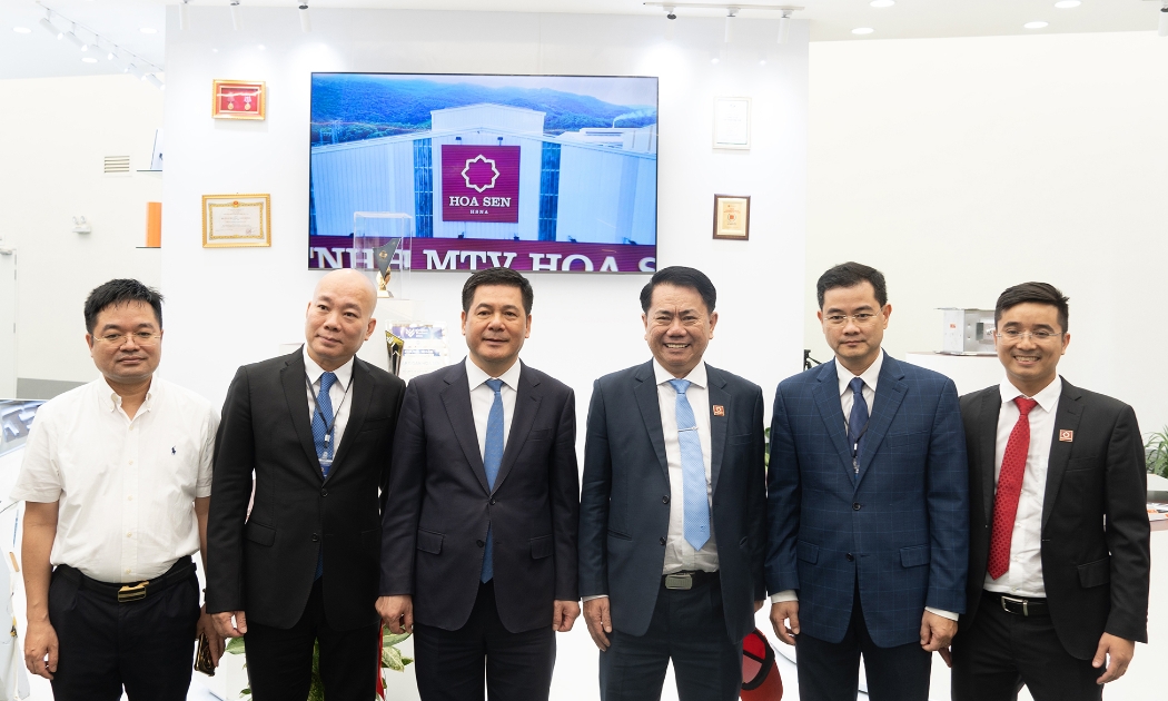 Đồng chí Nguyễn Hồng Diên - Bộ trưởng Bộ Công thương và đoàn đại biểu chụp hình lưu niệm tại gian hàng của Tập đoàn Hoa Sen.