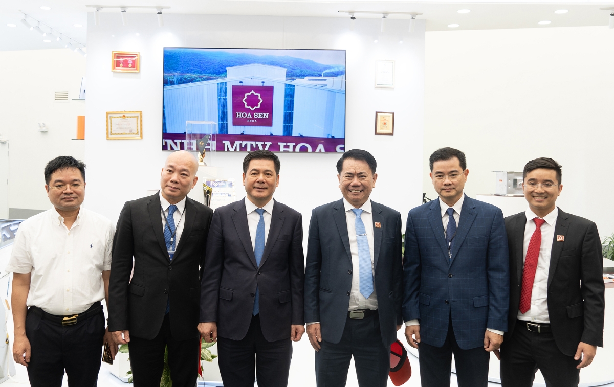 Đồng chí Nguyễn Hồng Diên - Bộ trưởng Bộ Công thương và đoàn đại biểu chụp hình lưu niệm tại gian hàng của Tập đoàn Hoa Sen.