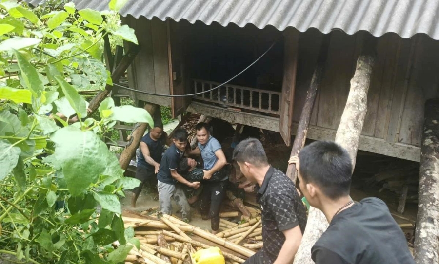 Ngày 26/8, trong khi đang hỗ trợ, di dời người và tài sản cho gia đình ông Vi Văn Sự tại bản Ho, xã Hiền Kiệ ở vị trí không an toàn có nguy cơ sạt lở cao. Khi Trung tá Lò Văn Hiền (Trạm Kiểm soát Biên phòng Ho) và Trung úy Lê Ngọc Vũ (Công an xã Hiền Kiệt) đang vận chuyển tài sản thì bất ngờ một khối lượng đất, đá lớn trên taluy dương sau nhà sạt xuống làm đổ sụp nhà ông Sự, phần mái nhà và xà ngang đè lên người. Lực lượng tại chỗ phải mất 30 phút đào bới mới đưa được hai đồng chí ra khỏi nơi bị nạn.