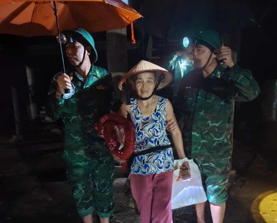 Đêm 27, rạng sáng 28/8, khu vực các cụm dân cư giáp quốc lộ 7 xã Châu Khê (Nghệ An) xảy ra mưa lớn, kéo dài nhiều giờ liền. Đồn biên phòng Châu Khê phối hợp với địa phương tuyên truyền vận động hỗ trợ di dời nhân dân ra khỏi khu vực nguy hiểm đến nơi an toàn ngay trong đêm...