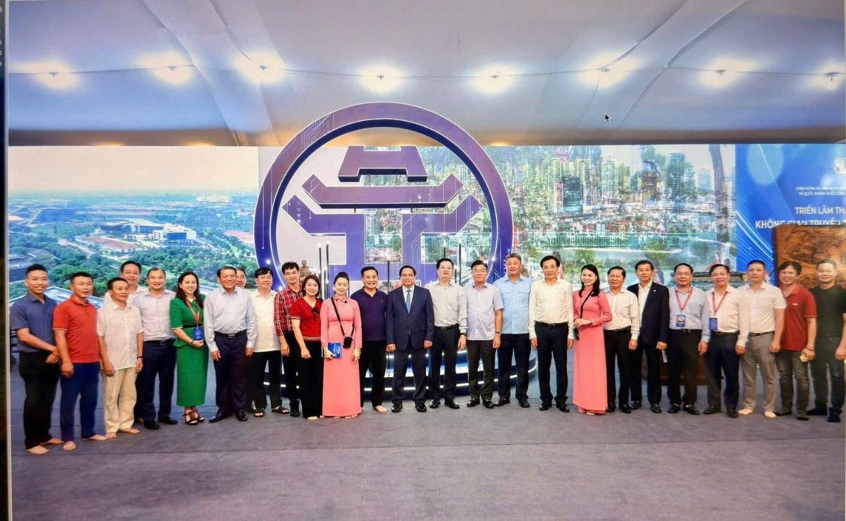 Các đại biểu tham quan không gian trưng bày của thành phố Hà Nội.