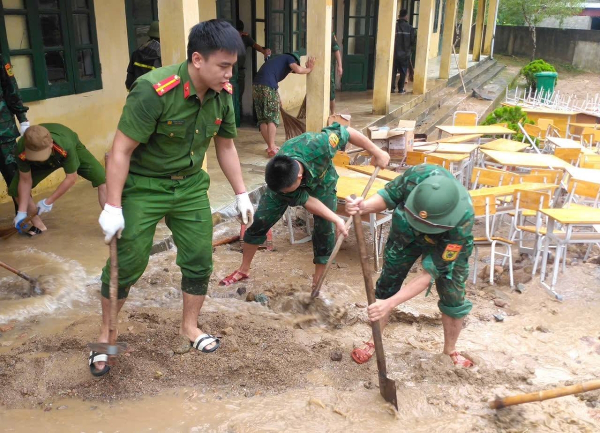 &nbsp; Để khắc phục hậu quả do cơn bão số 5 gây ra trên địa bàn xã Yên Khương, những ngày&nbsp; lực lượng bộ đội biên phòng, công an địa phương khẩn trương dọn dẹp đất đá, vệ sinh trường học; hỗ trợ các gia đình bị sạt lỡ, ngập lụt; khơi thông dòng chảy.&nbsp; &nbsp;