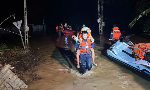 [Phóng sự ảnh]: Xúc động hình ảnh cán bộ, chiến sĩ quân đội, công an hỗ trợ người dân vượt qua bão, lũ