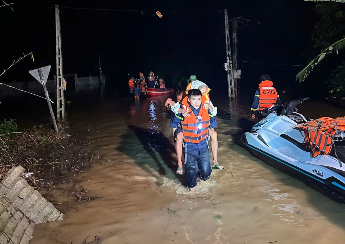 Trong đêm 26/8, do mưa lớn kéo dài khiến mực nước sông Mã dâng cao, ảnh hưởng trực tiếp đến các hộ dân tại thôn Gia Dụ, xã Cẩm Thủy. Khoảng 21h30’, nhận được tin báo, có hơn 100 hộ dân ở thôn Gia Dụ bị cô lập do nước lũ, lực lượng Cảnh sát phòng cháy chữa cháy và cứu nạn cứu hộ Công an tỉnh Thanh Hoá khẩn trương có mặt tại hiện trường để sơ tán những người dân đang bị cô lập.