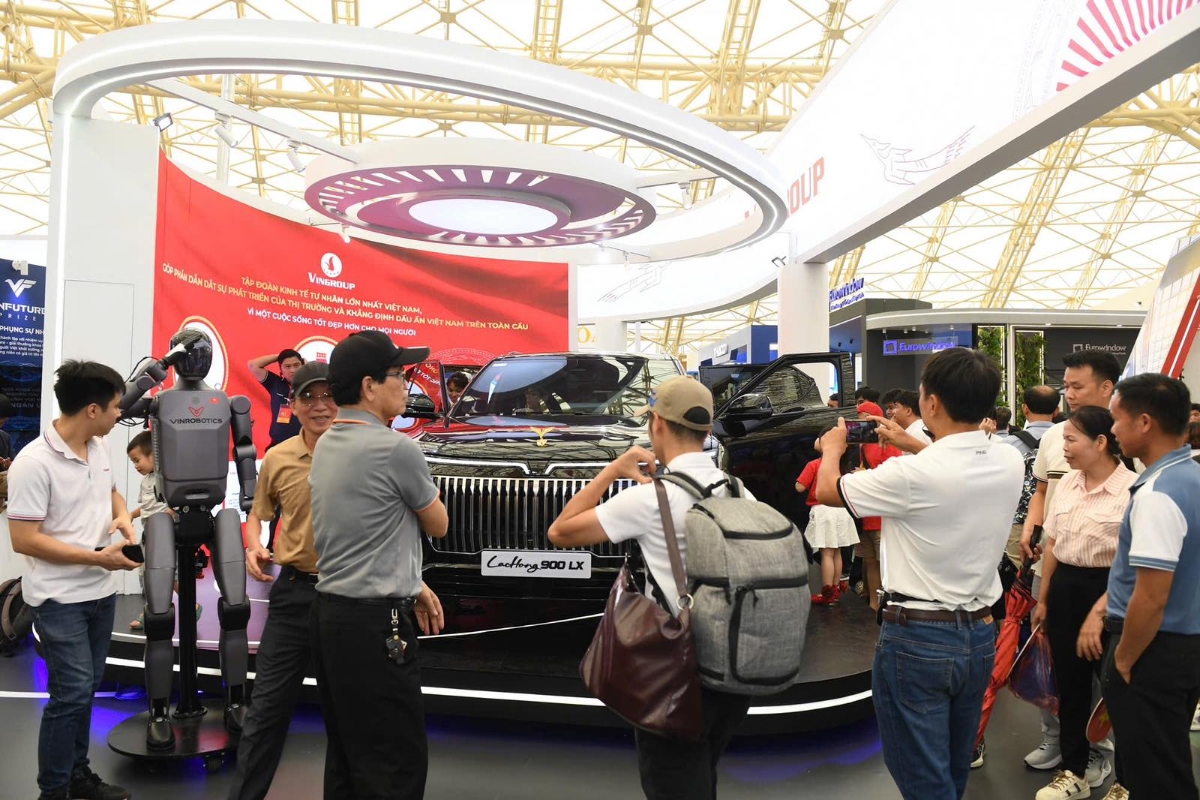Khách tham quan gian triển lãm của hệ sinh thái Vingroup tại sảnh H3 - Khởi nghiệp kiến quốc, nơi đang trưng bày mẫu xe điện cao cấp Lạc Hồng 900 LX mang đậm tinh hoa và bản sắc dân tộc.