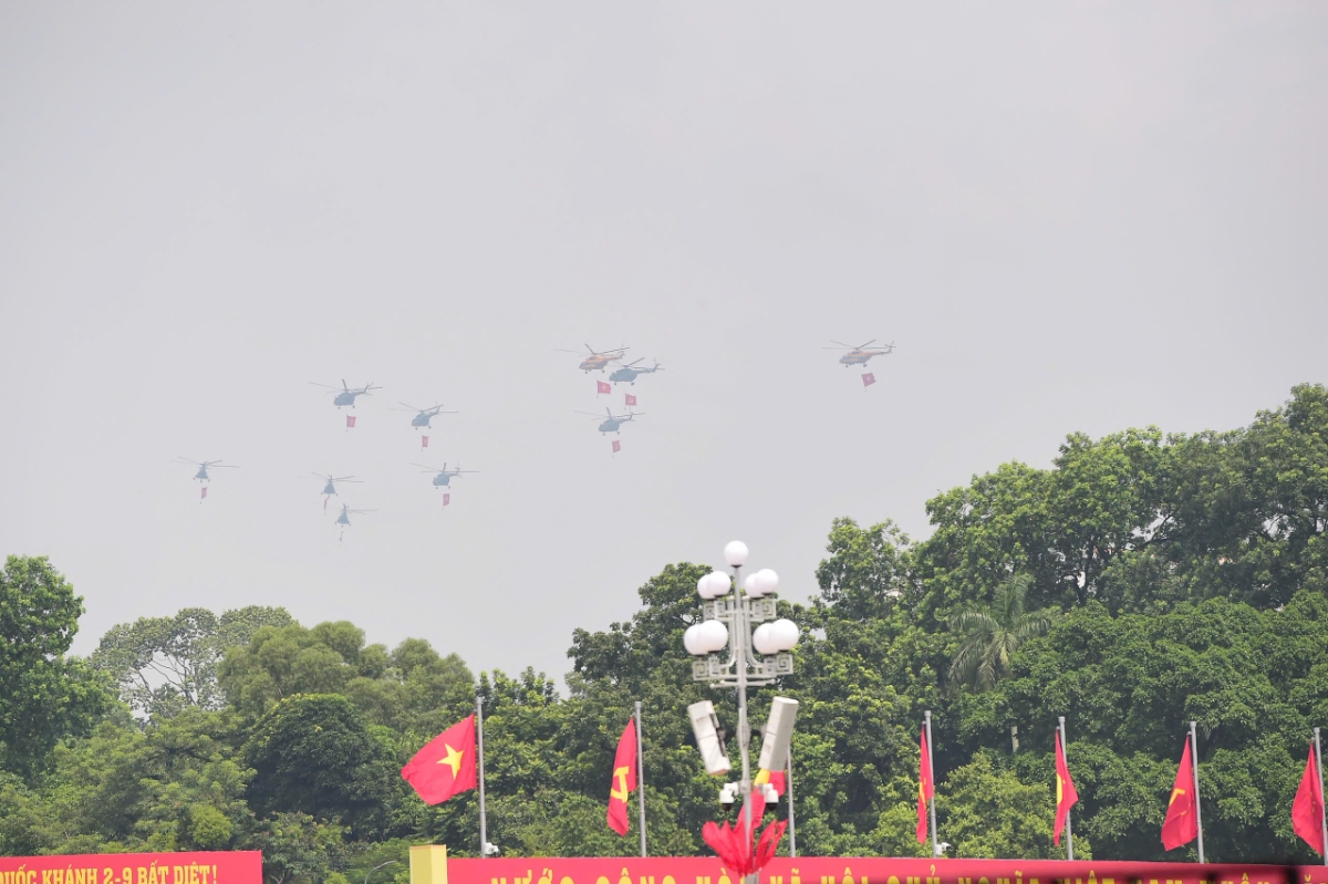 Biên đội trực thăng bay qua hồ Hoàn Kiếm tiến về quảng trường Ba Đình sáng nay.&nbsp;