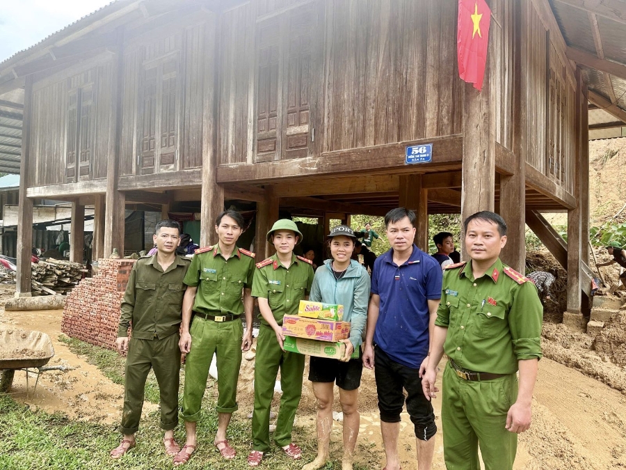 Sau nhiều giờ vượt núi, băng rừng, lực lượng Công an xã mới vào đến trung tâm bản để tiếp tế nhu yếu phẩm, thăm hỏi, hỗ trợ bà con