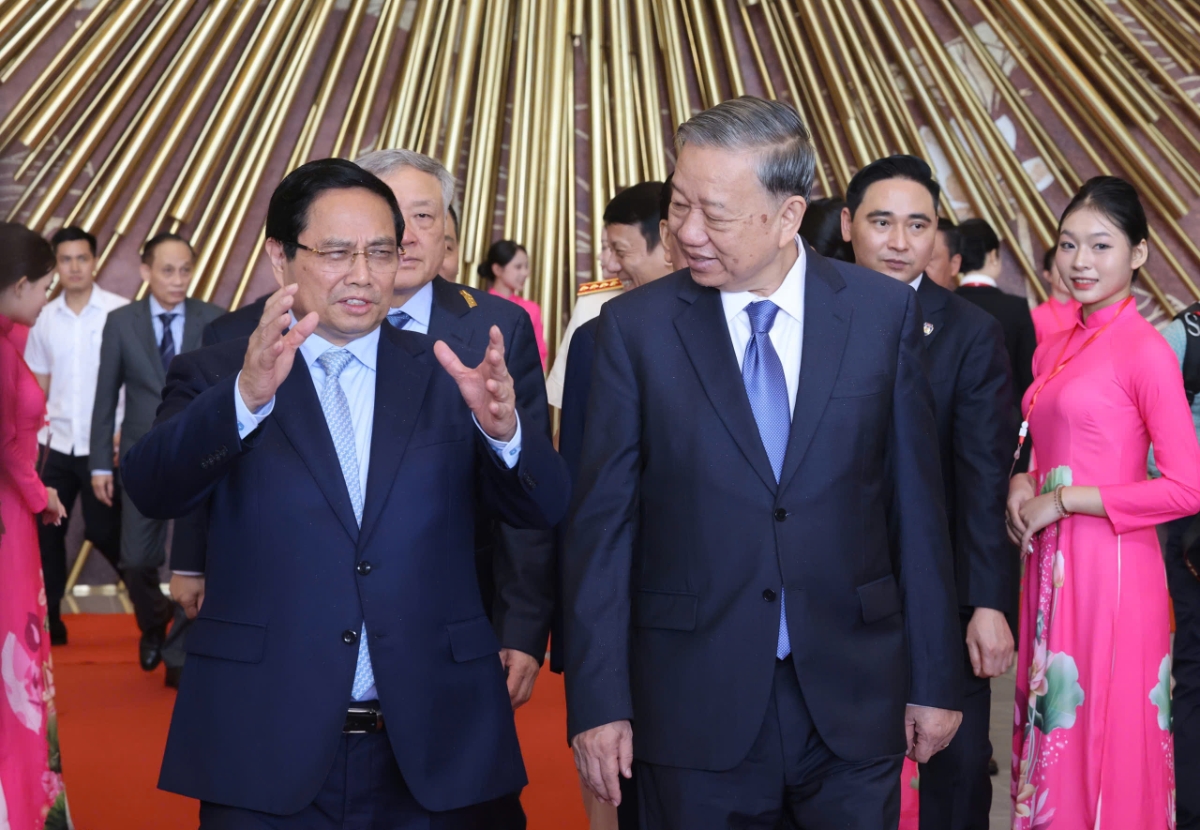 Tổng Bí thư Tô Lâm trao đổi cùng Thủ tướng Chính phủ Phạm Minh Chính tại sự kiện.&nbsp;