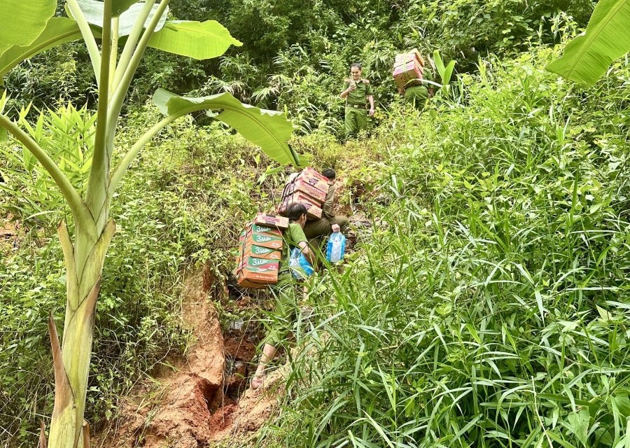 Là bản biên giới giáp nước bạn Lào, cách trung tâm xã 8 km, giao thông bị chia cắt, vì vậy để vào được bản Pa, lực lượng Công an phải di chuyển bằng xe máy trên các cung đường trơn trượt, sau đó tiếp tục đi bộ băng qua những điểm sạt lở. 
