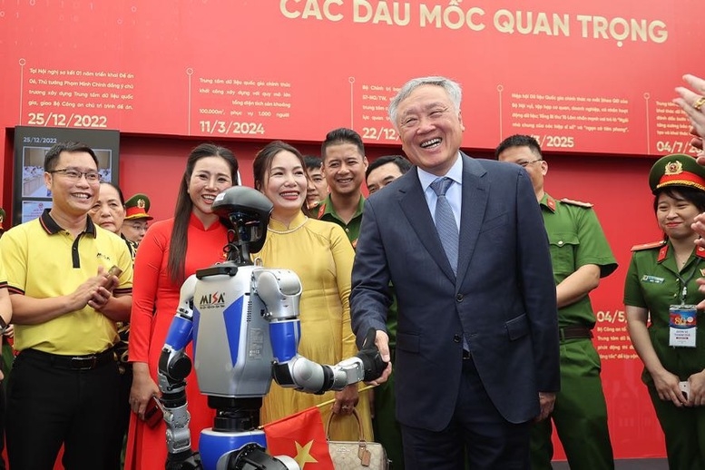 Phó Thủ tướng Thường trực Chính phủ Nguyễn Hòa Bình thăm gian trưng bày của Trung tâm Dữ liệu Quốc gia.