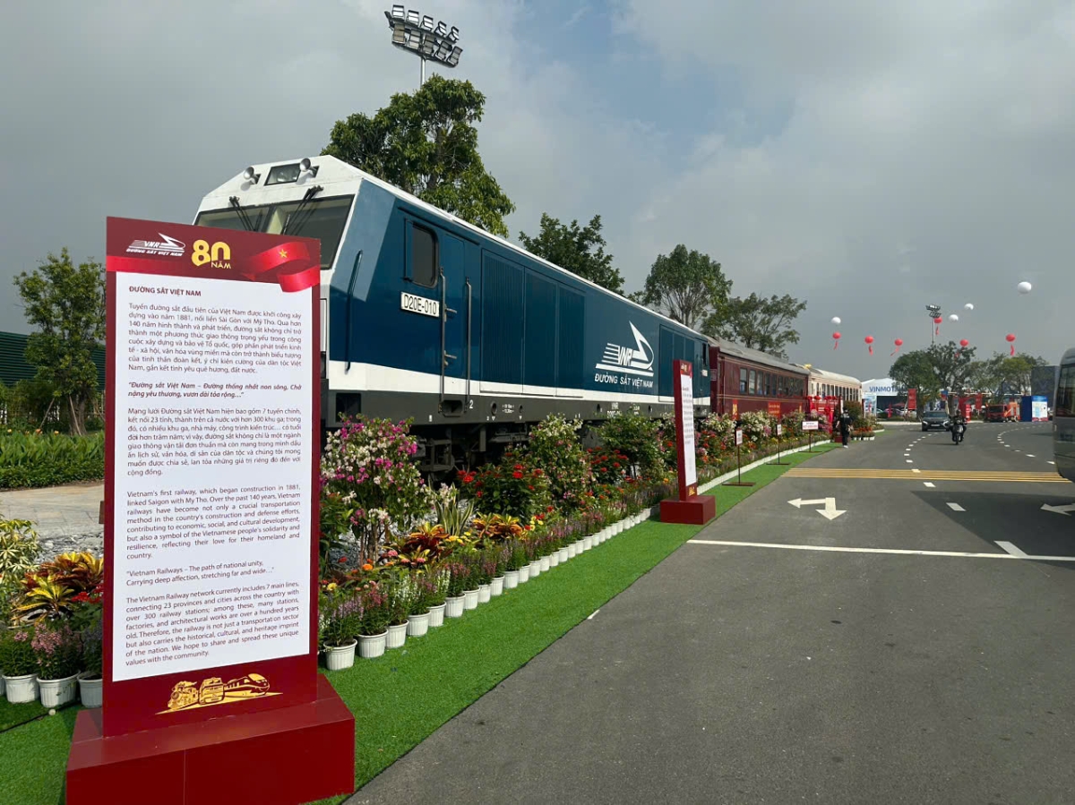 Khu trưng bày sản phẩm mới của Đường sắt Việt Nam ở ngoài trời. Sau nhiều năm gặp khó, Đường sắt Việt Nam đang quyết tâm đổi mới để phục vụ người dân tốt hơn.&nbsp;