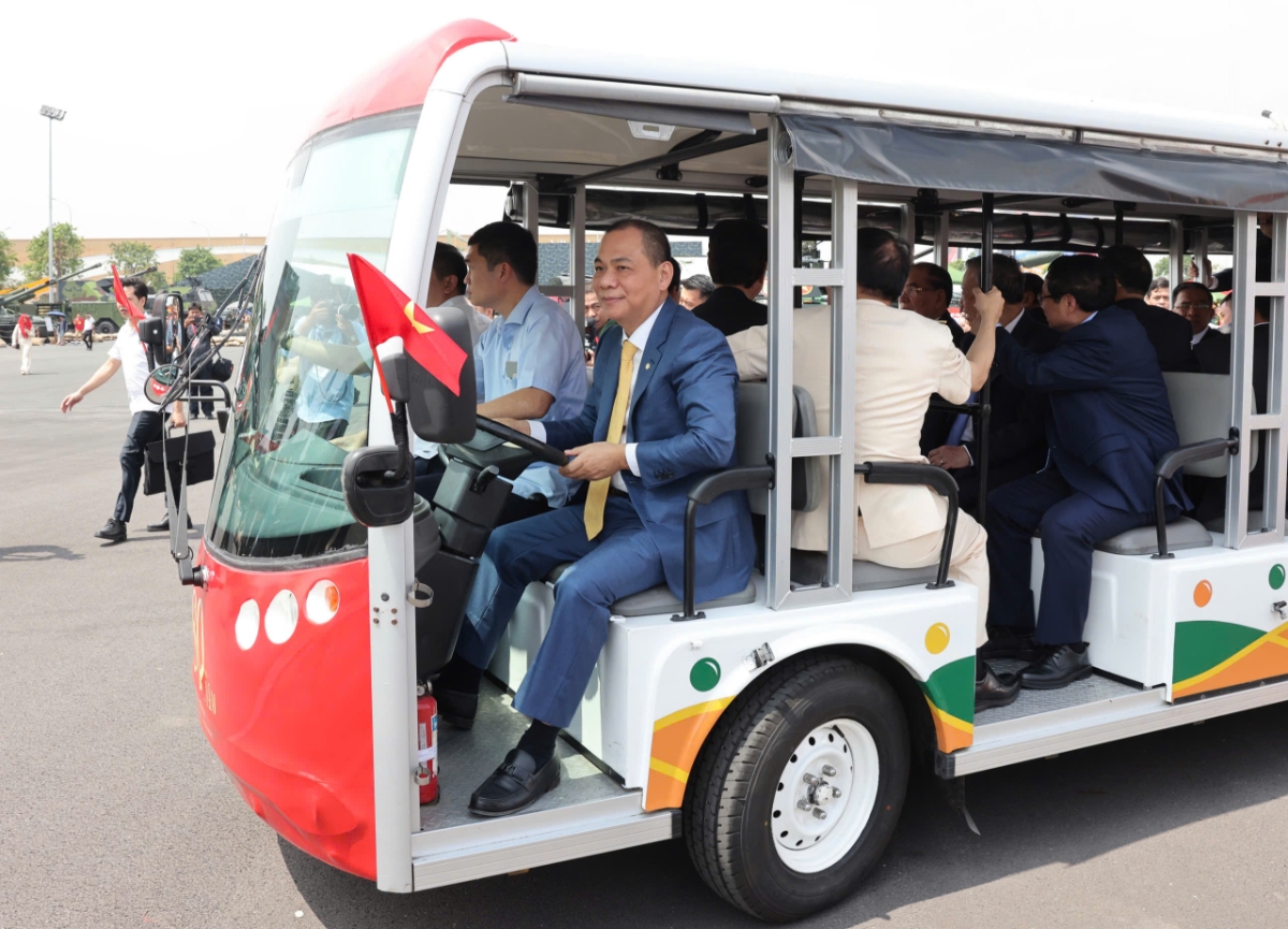 Ông Phạm Nhật Vượng, Chủ tịch HĐQT Tập đoàn Vingroup, điều khiển xe điện đưa các vị lãnh đạo của Đảng, Chính phủ đi tham quan các khu vực triển lãm ngoài trời của các doanh nghiệp, địa phương...