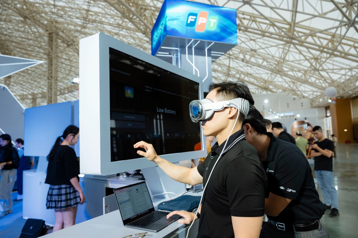 Người dân trải nghiệm nhiều sản phẩm công nghệ mới ứng dụng AI của Tập đoàn FPT.&nbsp;