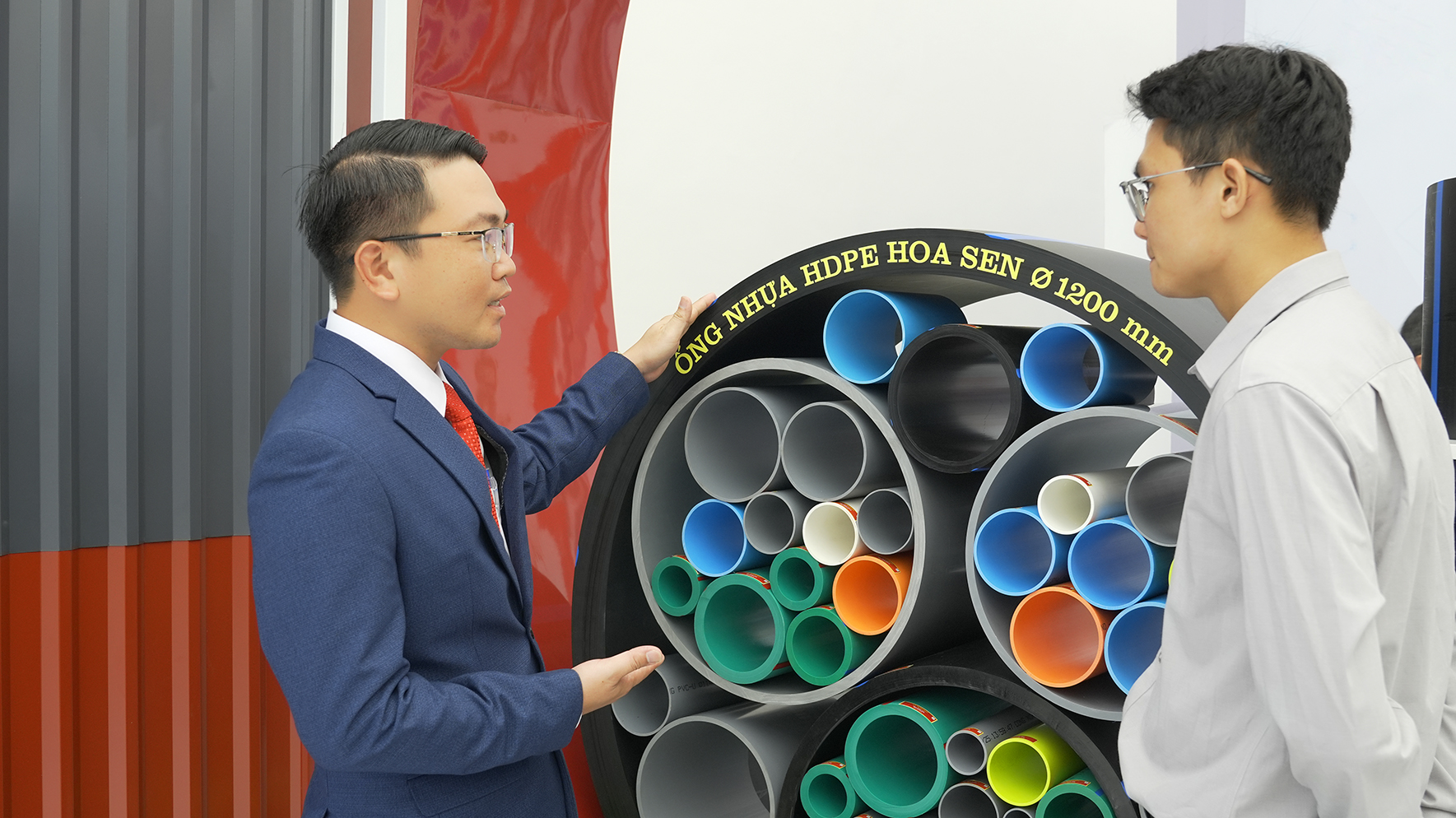 Sản phẩm Ống nhựa HDPE Hoa Sen Ø 1.200 mm được giới thiệu đến khách hàng tại triển lãm.