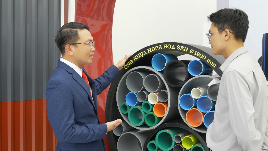 Sản phẩm Ống nhựa HDPE Hoa Sen Ø 1.200 mm được giới thiệu đến khách hàng tại triển lãm.
