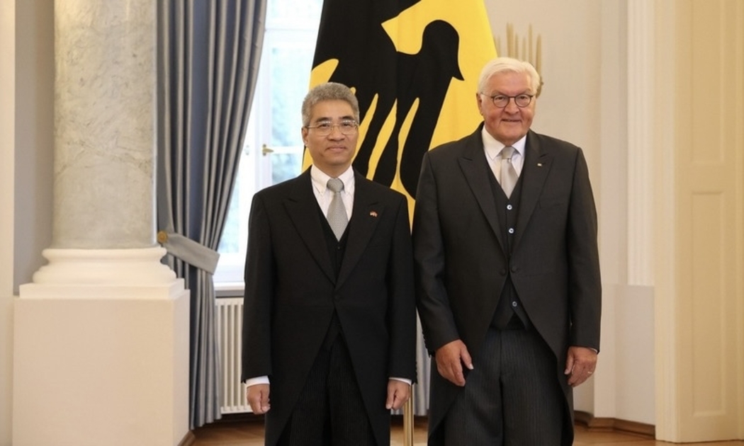 Tổng thống Liên bang Đức Frank-Walter Steinmeier và Đại sứ Nguyễn Đắc Thành tại Lễ trình Thư ủy nhiệm. Ảnh: TTXVN.