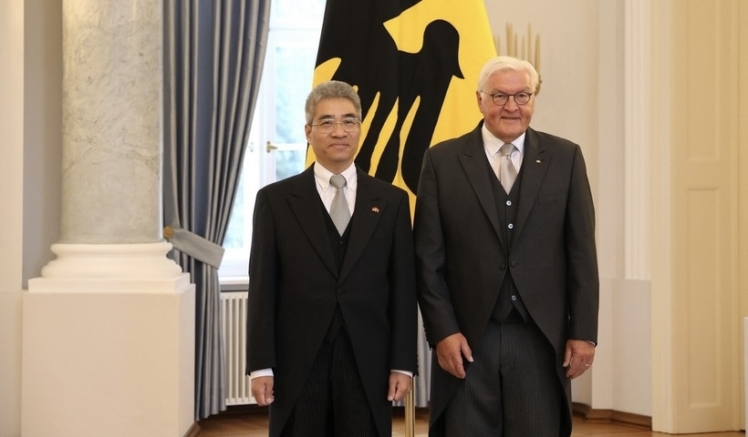 Tổng thống Liên bang Đức Frank-Walter Steinmeier và Đại sứ Nguyễn Đắc Thành tại Lễ trình Thư ủy nhiệm. Ảnh: TTXVN.