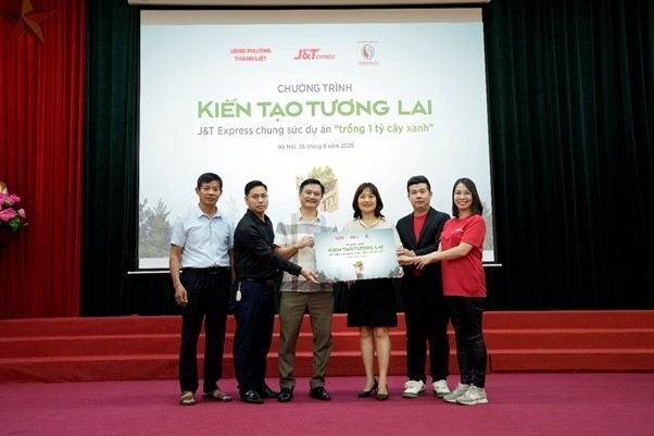 Ông Trình Quốc Thắng – Phó Chủ tịch UBND phường Thanh Liệt cùng Ban Quan lý Đầu tư - Hạ tầng Phường Thanh Liệt nhận bảng tượng trưng từ Đại diện Trung tâm Truyền thông TN&MT và công ty J&T Express Việt Nam.